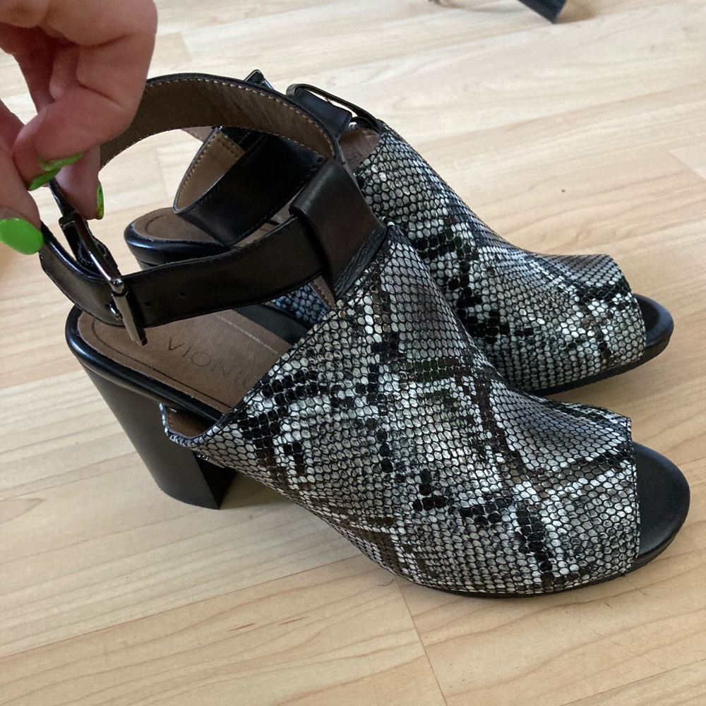 NWOT Brand New Vionic Kaia Ankle Strap Block Heel Grey Snakeskin Sz 6